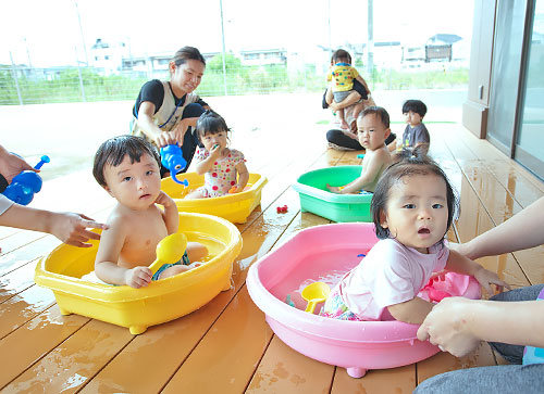 夏はテラスて水遊び