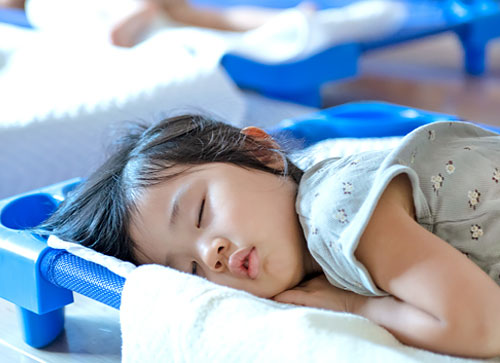 お昼寝で元気回復（3、4歳）